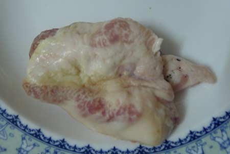 Miếng[-]thịt[-]này[-]đã[-]để[-]3[-]ngày[-]buộc[-]kín[-]trong[-]nilon,[-]bốc[-]mùi[-]thiu[-]thối,[-]phần[-]mỡ[-]chuyển[-]sang[-]màu[-]vàng